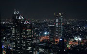 展望室から見下ろす東京・新宿は夜景の時間帯がおすすめ